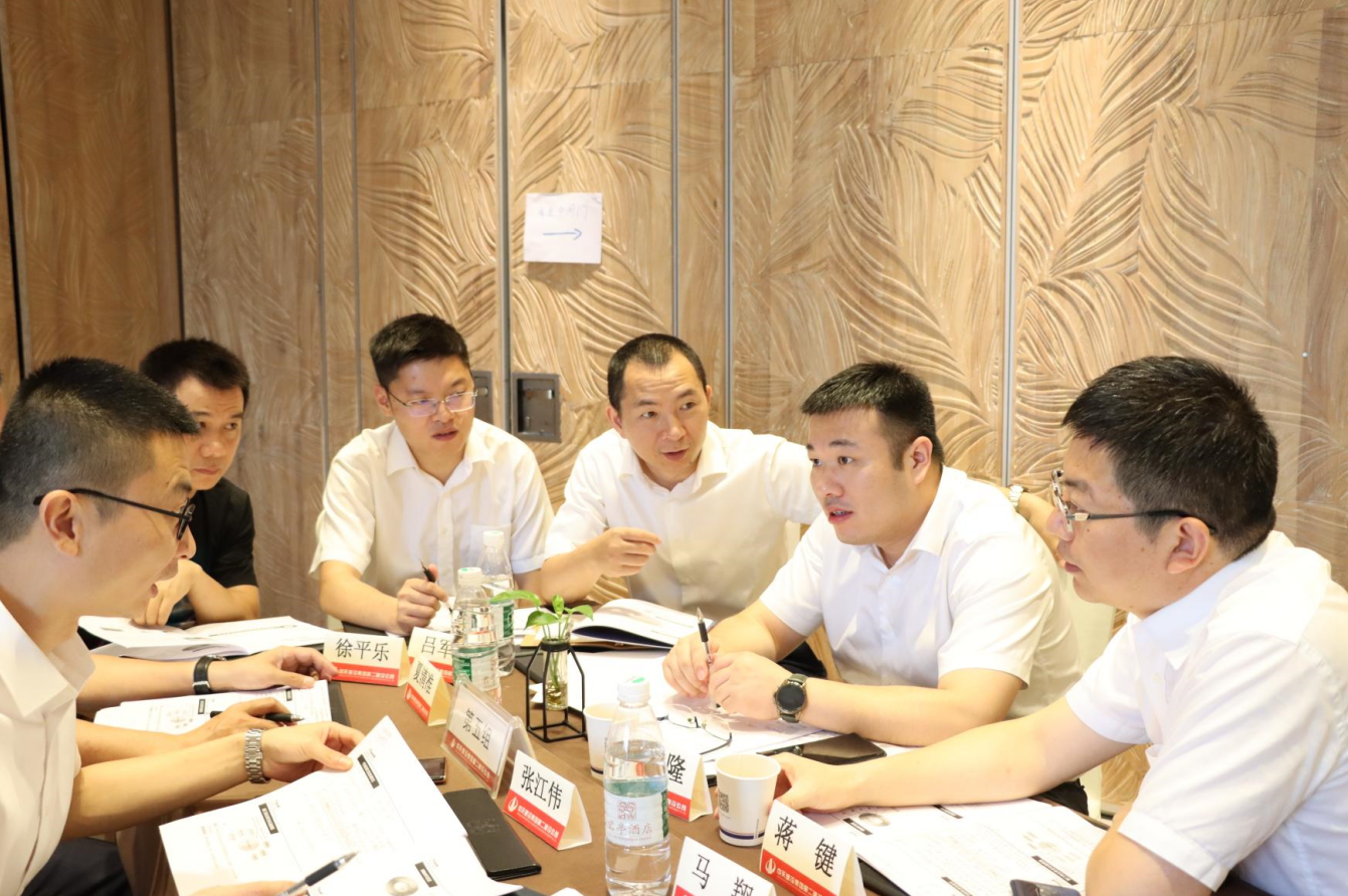 2021年6月25日-26日，六合联盟二建组织开展了2021年中高层主管执行力培训。本次培训特邀清华、北大、上海交大总裁班讲师，中国企业家协会特聘高级讲师许晋老师进行授课。